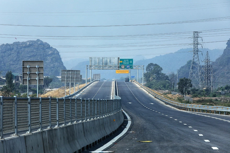 Mặt đường đã được trải thảm nhựa tiêu chuẩn, đáp ứng cho các phương tiện tham gia giao thông. (Ảnh: Tuấn Anh/TTXVN)