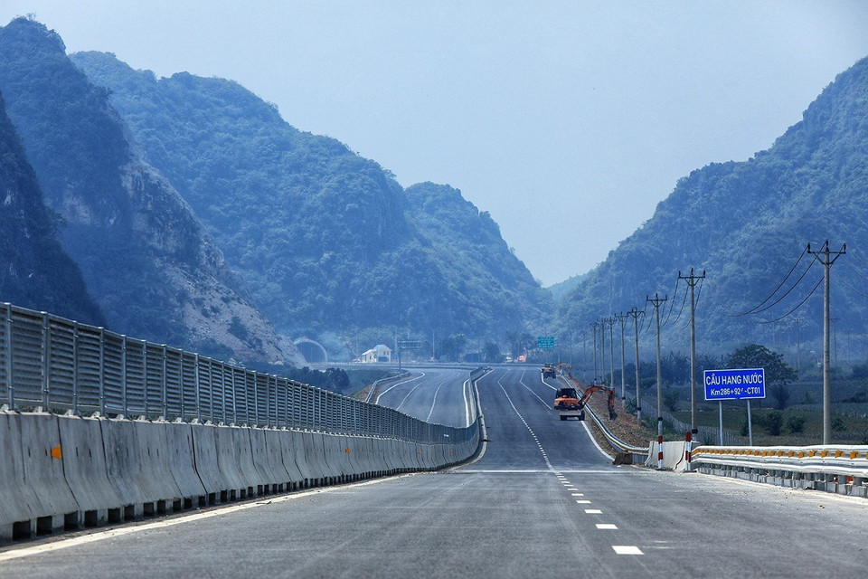 Các hạng mục trên tuyến cao tốc Mai Sơn-Quốc lộ 45 cơ bản đã được hoàn thành. (Ảnh: Tuấn Anh/TTXVN)