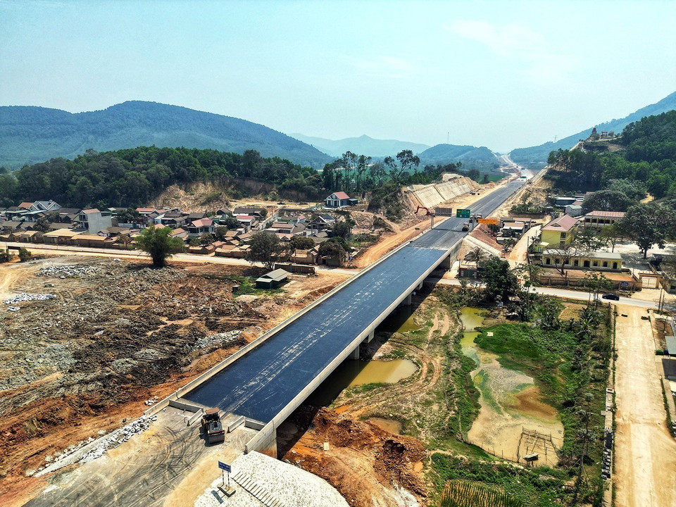 Dự kiến khoảng 1 tháng nữa, dự án thômg xe từ Mai Sơn đến nút giao Đông Xuân để chào mừng Ngày Giải phóng miền Nam 30/4 và Ngày Quốc tế Lao động 1/5. (Ảnh: Tuấn Anh/TTXVN)