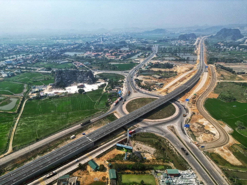 Các đơn vị thi công đang khẩn trương hoàn thiện để kịp tiến độ. (Ảnh: Tuấn Anh/TTXVN)