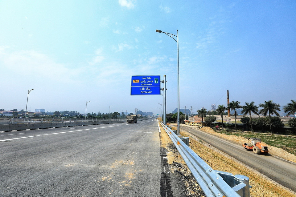 Đoạn lối vào cao tốc, điểm nối tiếp với chặng Cao Bồ-Mai Sơn. (Ảnh: Tuấn Anh/TTXVN)