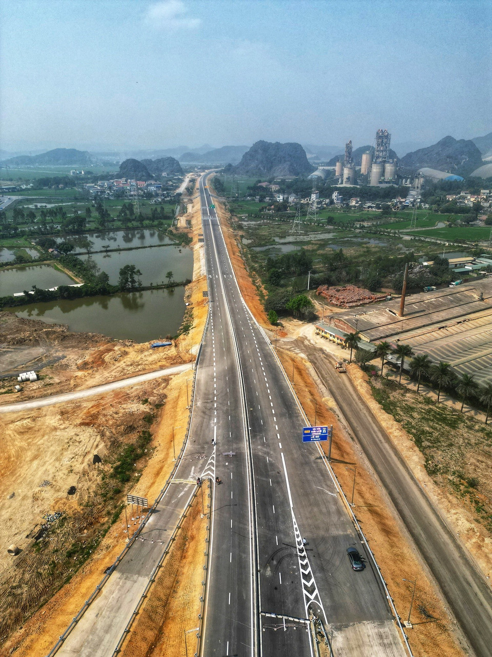 Giai đoạn phân kỳ đầu tư xây dựng 4 làn xe hạn chế, nền đường 17m, đạt vận tốc 80km/h. (Ảnh: Tuấn Anh/TTXVN)