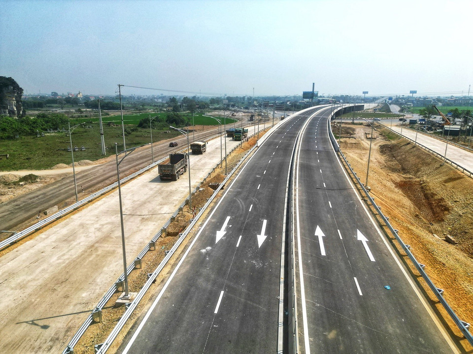 Do chưa khánh thành, ở hai chiều chỉ có các xe tải phục vụ công trình hoạt động. (Ảnh: Tuấn Anh/TTXVN)