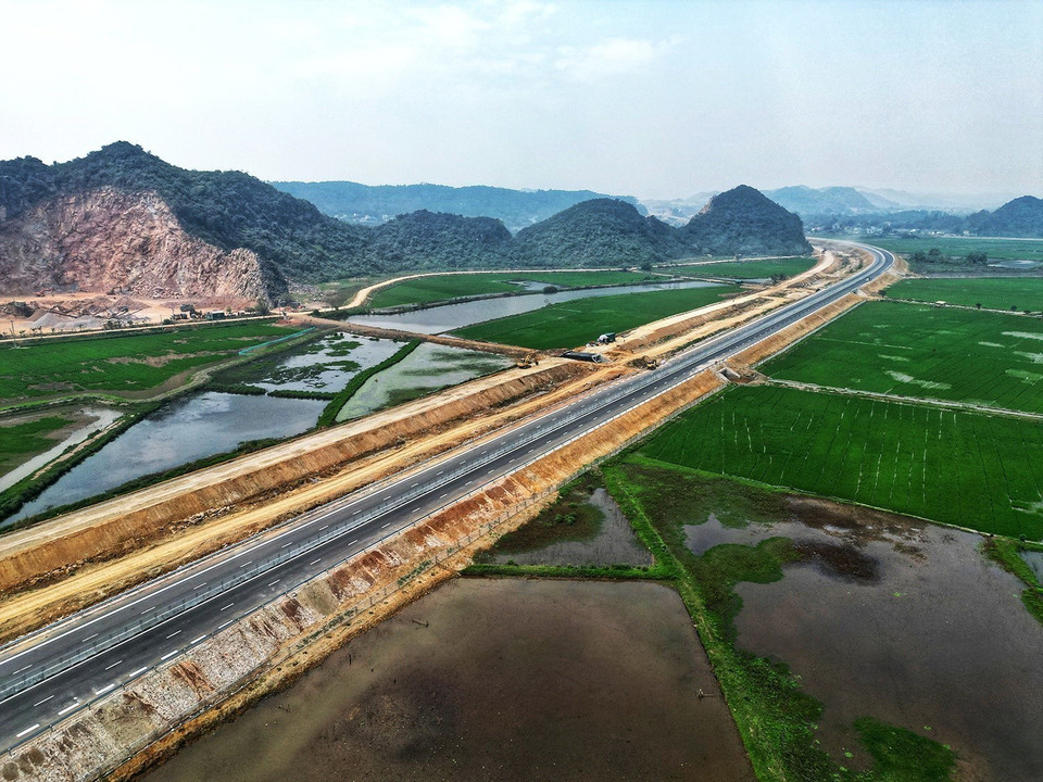 Cao tốc tuyến Mai Sơn-Quốc lộ 45 có tổng chiều dài 63, 37km. (Ảnh: Tuấn Anh/TTXVN)