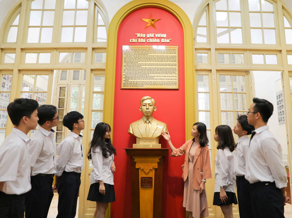 Không ngừng phấn đấu trong công tác giảng dạy, nhà trường đã được nhận cờ thi đua của Chính phủ, Bằng khen của Thủ tướng Chính phủ, Bằng khen của Bộ trưởng Bộ Giáo dục và Đào tạo, cờ thi đua của Thành phố Hà Nội và rất nhiều Bằng khen của UBND Thành phố Hà Nội... (Ảnh: Thanh Tùng/TTXVN)