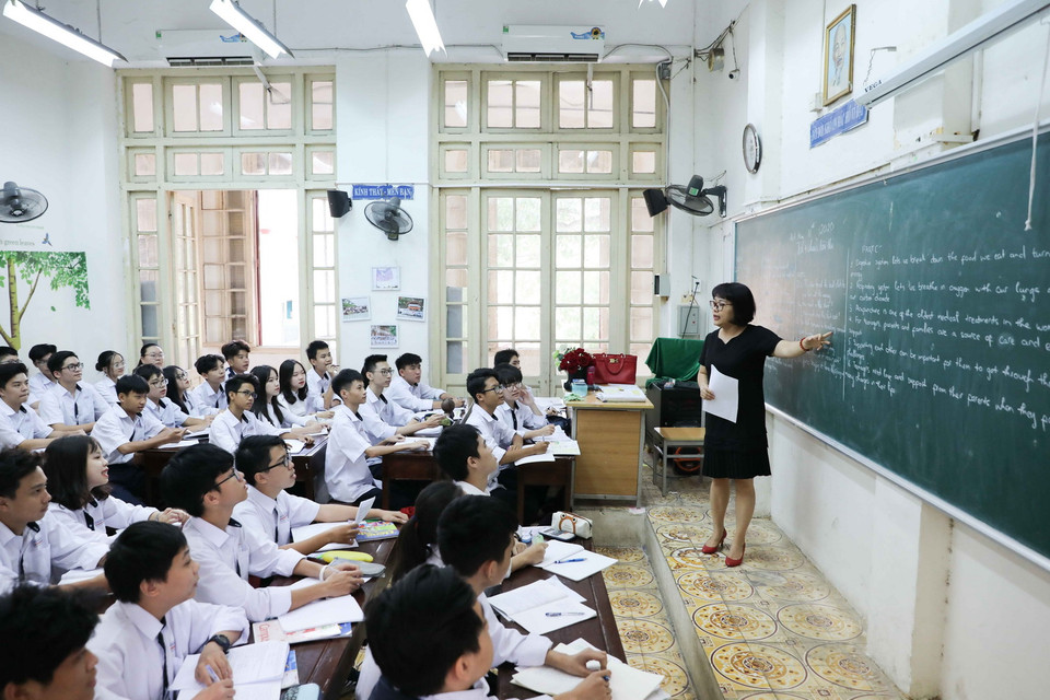 Tự hào và trân trọng trước những thành tích mà các thế hệ đi trước đã dày công tạo dựng nên, thầy và trò trường THPT Trần Phú-Hoàn Kiếm hôm nay luôn nỗ lực phấn đấu hơn nữa trong giảng dạy, học tập và rèn luyện để xây dựng nhà trường ngày càng phát triển hơn, tiếp tục ghi thêm vào bảng vàng truyền thống của trường những thành tích cao quý. (Ảnh: Thanh Tùng/TTXVN)