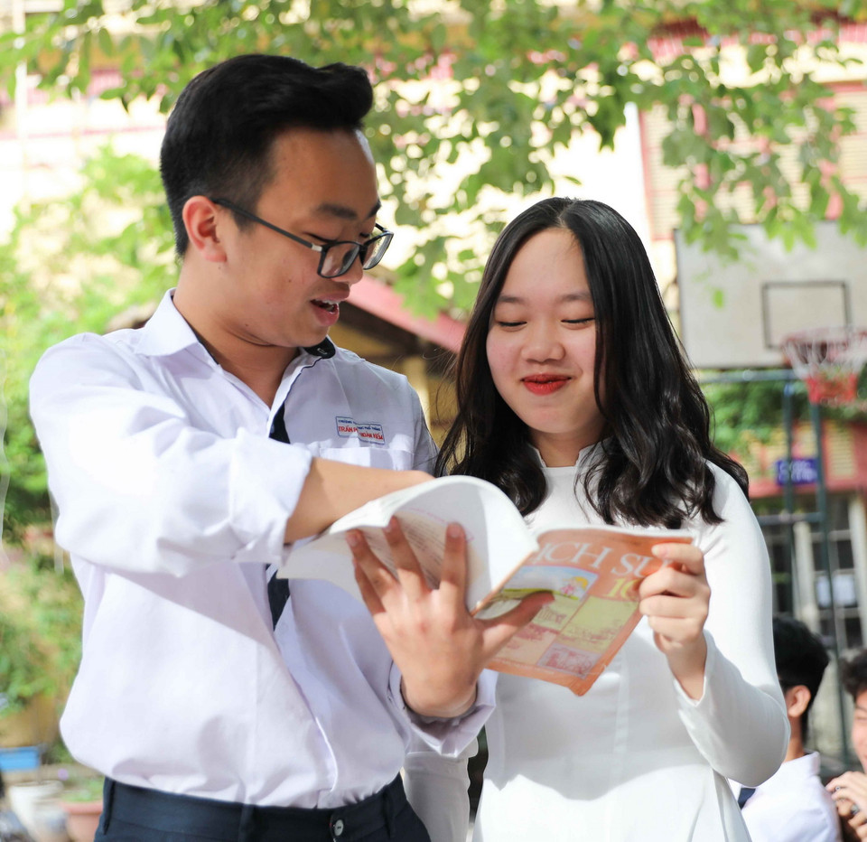 Tự hào được học tập dưới mái trường 60 năm truyền thống, học sinh THPT Trần Phú-Hoàn Kiếm hôm nay không ngừng phấn đấu, rèn luyện để học tập tốt và ngày càng toàn diện hơn. (Ảnh: Thanh Tùng/TTXVN)