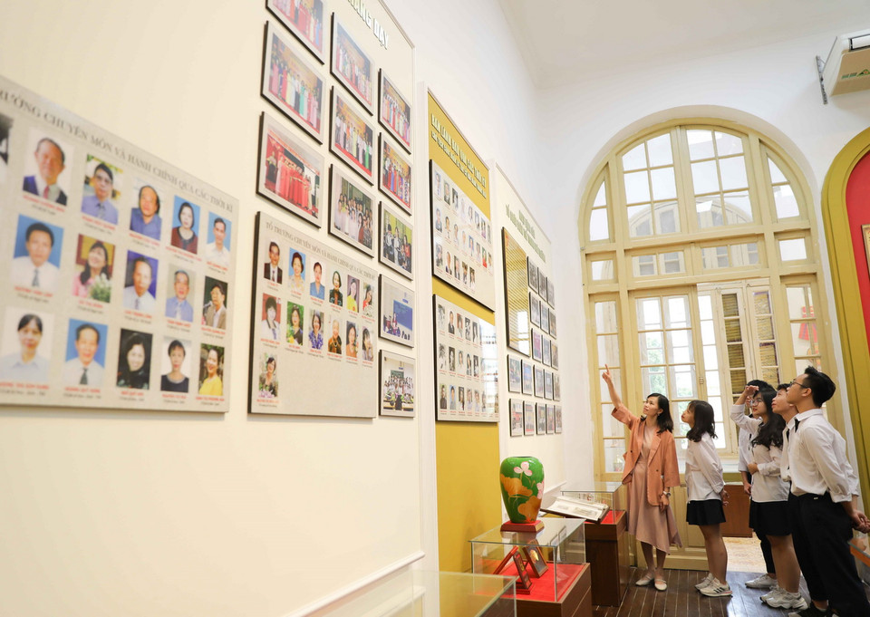 Với những thành tích nổi bật trong suốt quá trình phát triển, nhà trường đã vinh dự được Nhà nước tặng thưởng 2 Huân chương Lao động hạng Ba năm 1965 và 1990, Huân chương Lao động hạng Nhì năm 2000. (Ảnh: Thanh Tùng/TTXVN)