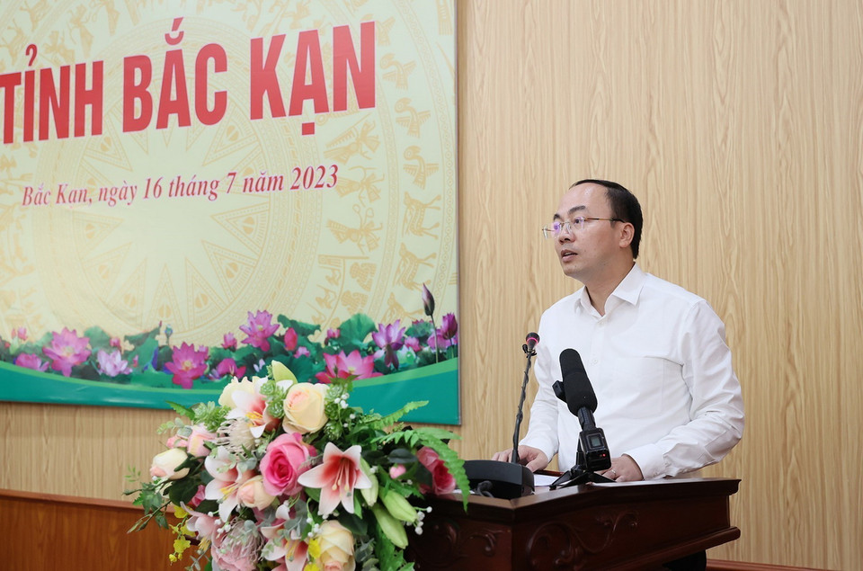 Chủ tịch UBND tỉnh Bắc Kạn Nguyễn Đăng Bình báo cáo tình hình kinh tế-xã hội của địa phương. (Ảnh: Dương Giang/TTXVN) 