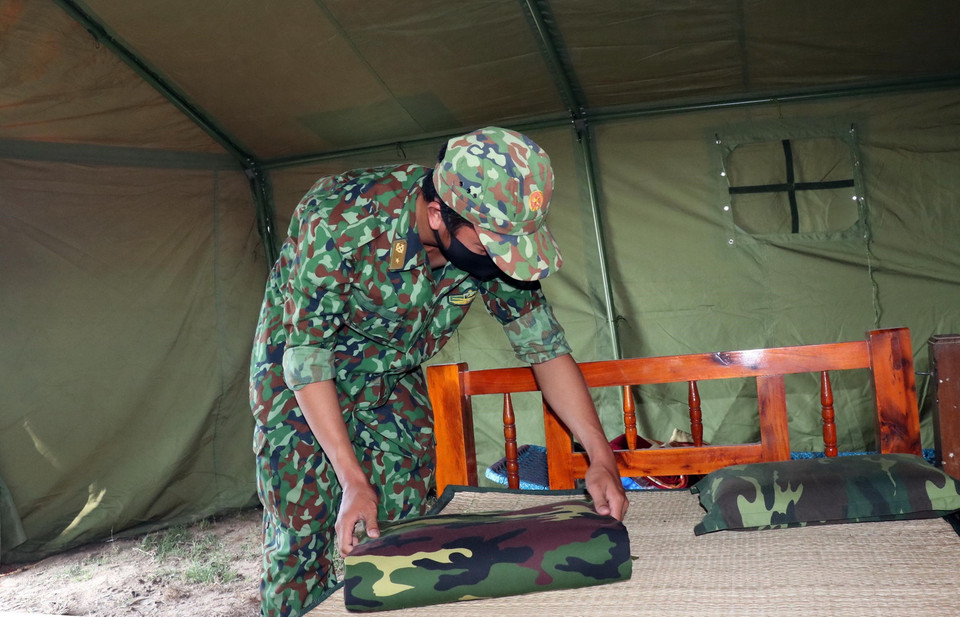  Dù các trạm, chốt kiểm dịch nằm xa đơn vị nhưng các chiến sỹ vẫn nghiêm túc thực hiện quy định nội vụ. (Ảnh: Xuân Khu/TTXVN)