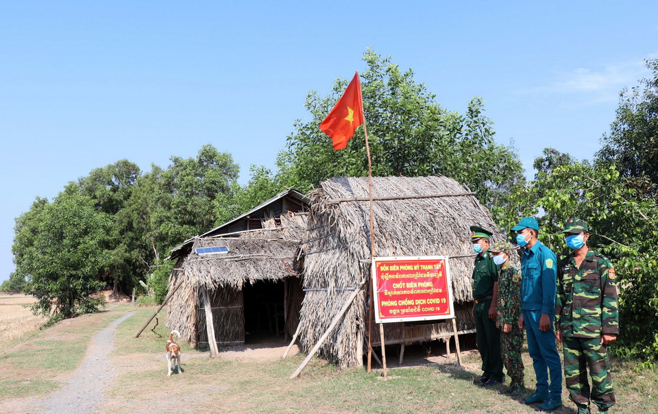  Chốt kiểm dịch G1 ấp Vinh, xã Mỹ Quý Tâ (Đức Huệ, Long An) chỉ là căn nhà mái lá không tường mượn lại của người dân. (Ảnh: Xuân Khu/TTXVN)