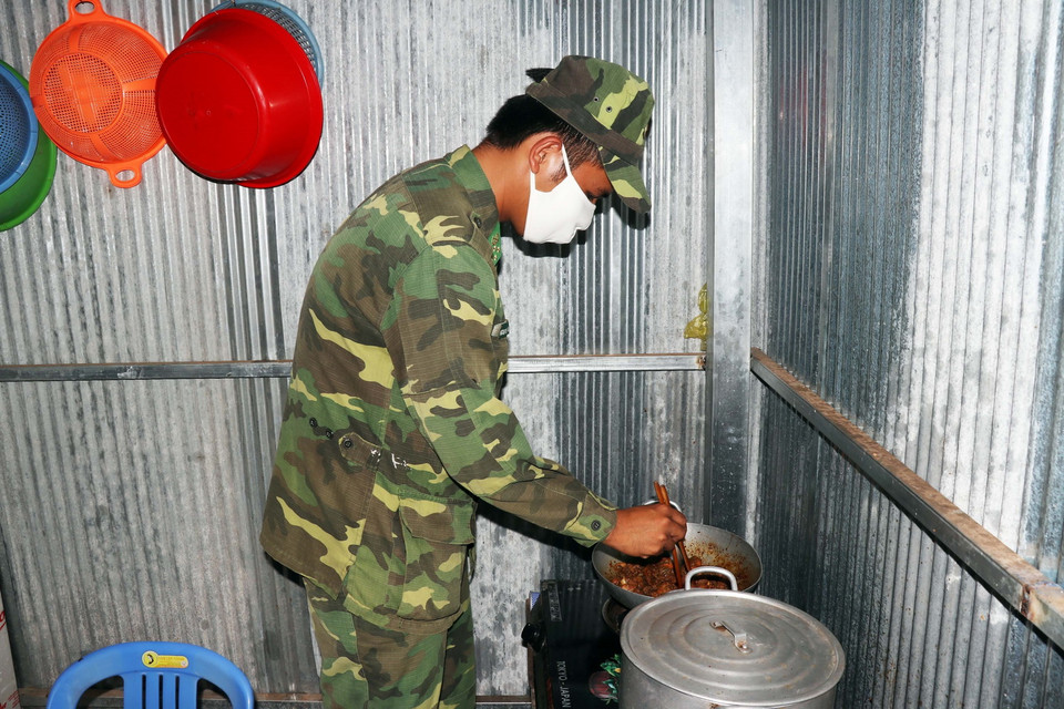  Do xa khu dân cư, không tiện đường đi lại, nên các chiến sỹ Chốt Kênh Trường Hát, Mỹ Quý Tây, Đức Huệ, Long An phải tự nấu cơm ngay tại Chốt là căn nhà trông đồng mượn tạm của người dân. (Ảnh: Xuân Khu/TTXVN)