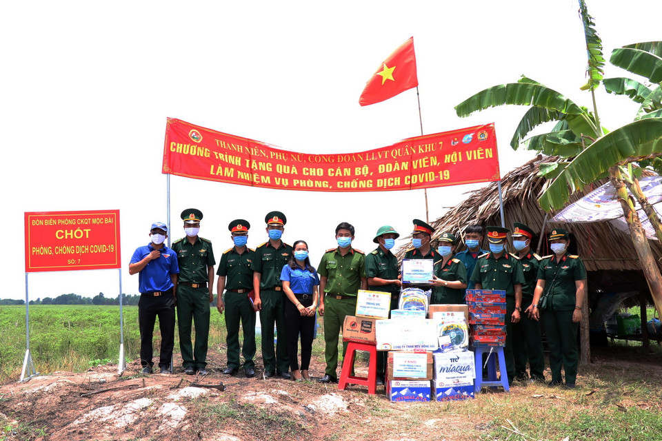 Các chiến sỹ nơi chốt kiểm dịch biên giới vẫn nhận được sự quan tâm, động viên kịp thời từ hậu phương. (Ảnh: Xuân Khu/TTXVN)