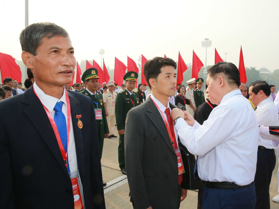 Bí thư Trung ương Đảng, Trưởng Ban Tuyên giáo Trung ương Nguyễn Trọng Nghĩa trao Huy hiệu Bác Hồ cho các điển hình tiêu biểu. (Ảnh: Phương Hoa/TTXVN)