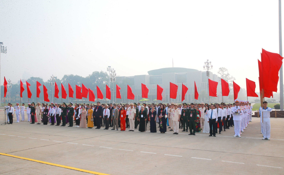 Các đại biểu làm lễ chào cờ. (Ảnh: Phương Hoa/TTXVN)