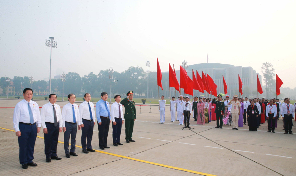 Các lãnh đạo dự lễ báo công. (Ảnh: Phương Hoa/TTXVN)