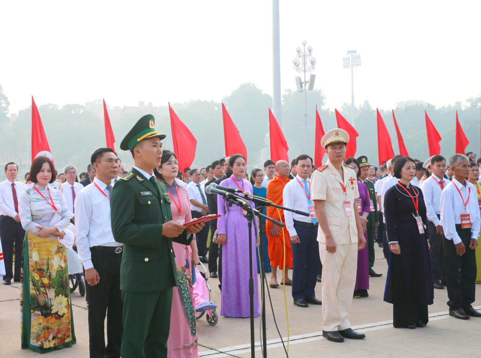Đại úy Vũ Văn Cường, sỹ quan Đồn Biên phòng Pa Thơm (Bộ đội Biên phòng tỉnh Điện Biên) thay mặt các đại biểu báo công với Bác. (Ảnh: Phương Hoa/TTXVN)
