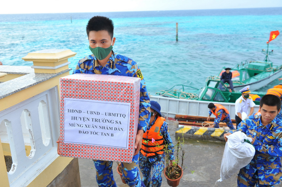 Cán bộ, chiến sỹ đảo Tốc Tan B tiếp nhận quà Tết từ lãnh đạo huyện Trường Sa. (Ảnh: Minh Đức/TTXVN)