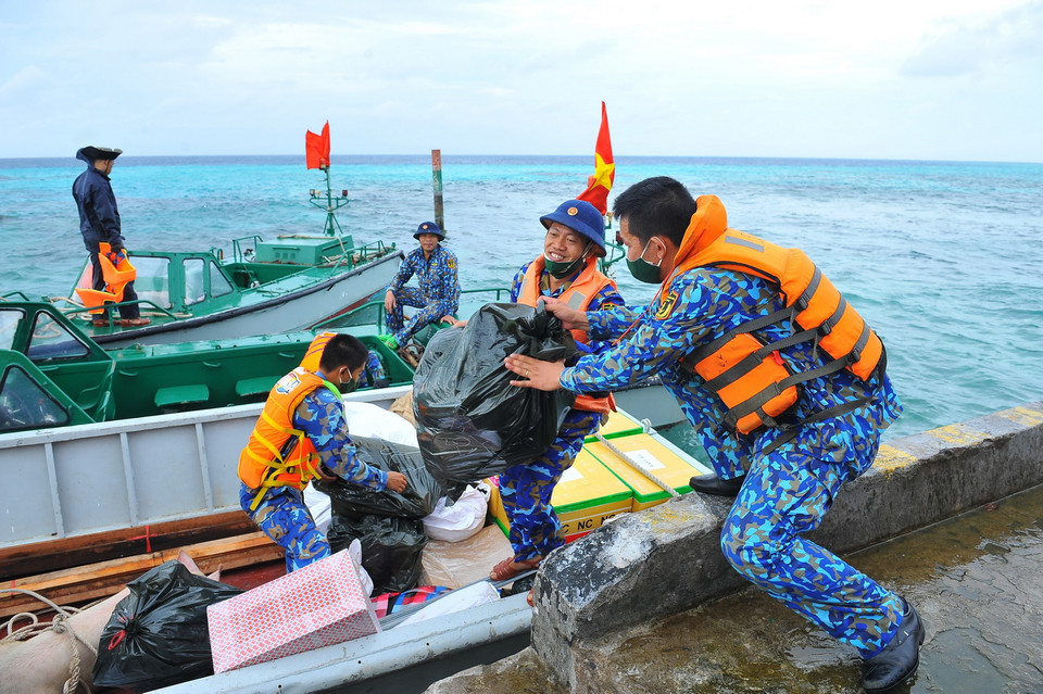 Cán bộ, chiến sỹ đảo Tốc Tan B tiếp nhận quà Tết. (Ảnh: Minh Đức/TTXVN)