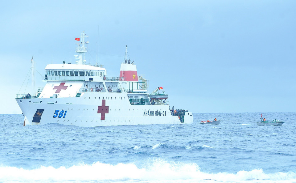 Những thùng quà, nhu yếu phẩm Tết được chuyển từ tàu Khánh Hòa-01(561) xuống cano đến với cán bộ, chiến sỹ các đảo thuộc huyện đảo Trường Sa. (Ảnh: Minh Đức/TTXVN)