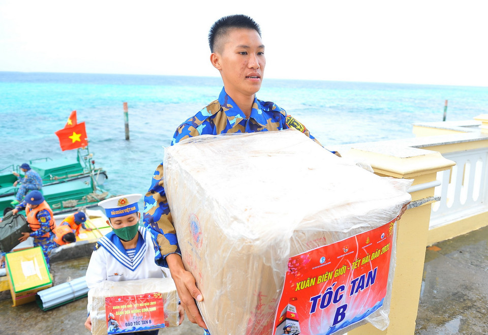 Quà Tết được cán bộ, chiến sỹ đảo Tốc Tan B tiếp nhận. (Ảnh: Minh Đức/TTXVN)