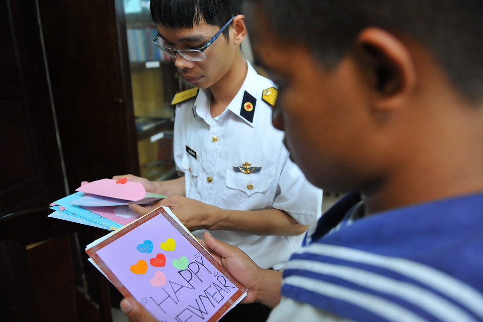 Các chiến sỹ đọc những lá thư chúc Tết do các cháu thiếu nhi trong đất liền gửi ra với những lời chúc làm ấm lòng người lính biển. (Ảnh: Minh Đức/TTXVN)