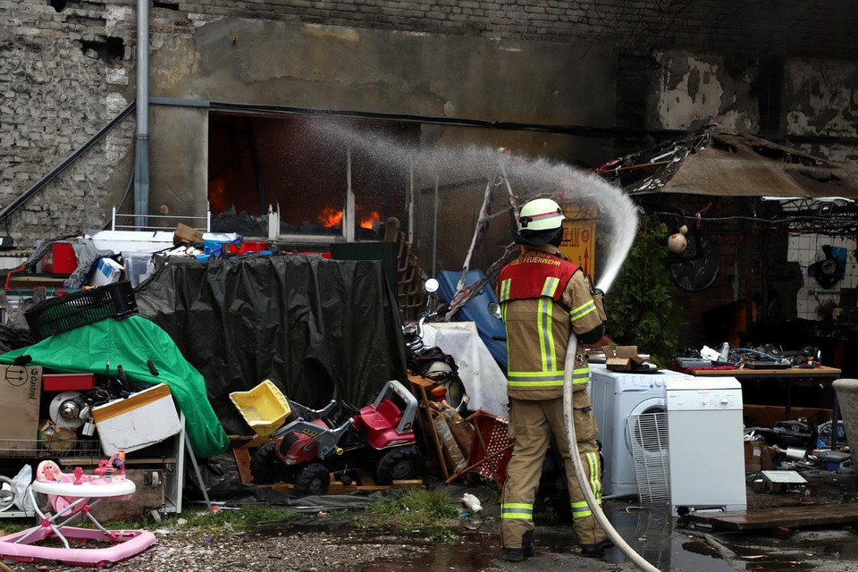 Lực lượng cứu hỏa đang nỗ lực khống chế đám cháy. (Ảnh: Phạm Thắng/TTXVN)