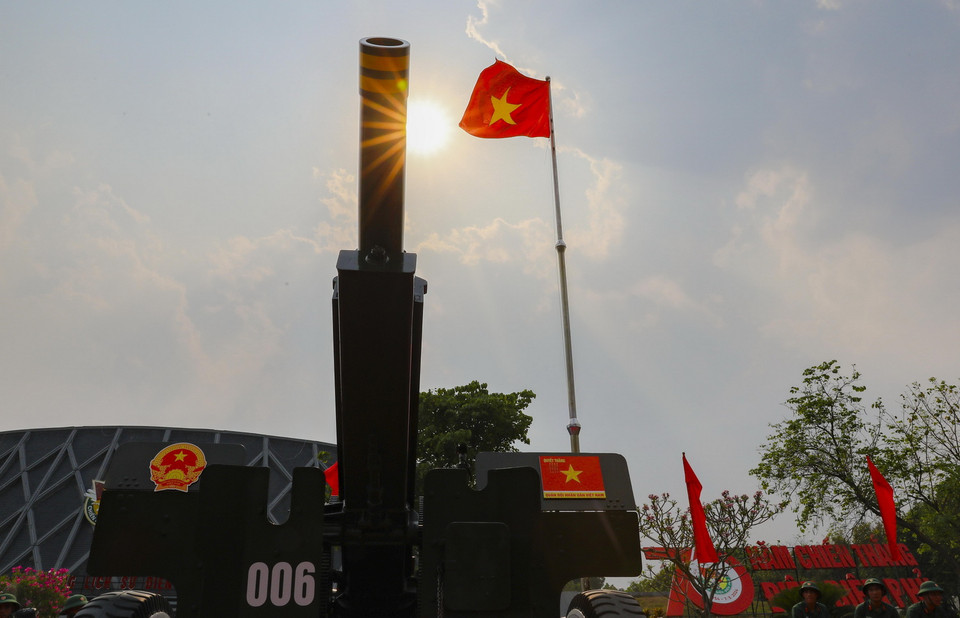 Dàn pháo lễ 105mm đặt tại khuôn viên Bảo tàng Chiến thắng lịch sử Điện Biên Phủ. (Ảnh: Xuân Tư/TTXVN)