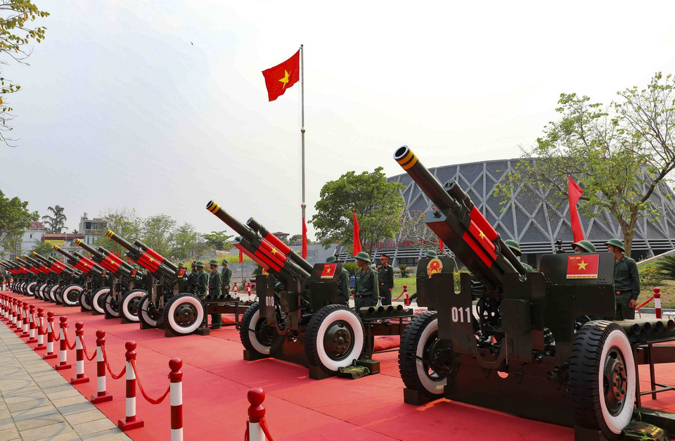 Dàn pháo lễ 105mm đặt tại khuôn viên Bảo tàng Chiến thắng lịch sử Điện Biên Phủ. (Ảnh: Xuân Tư/TTXVN)