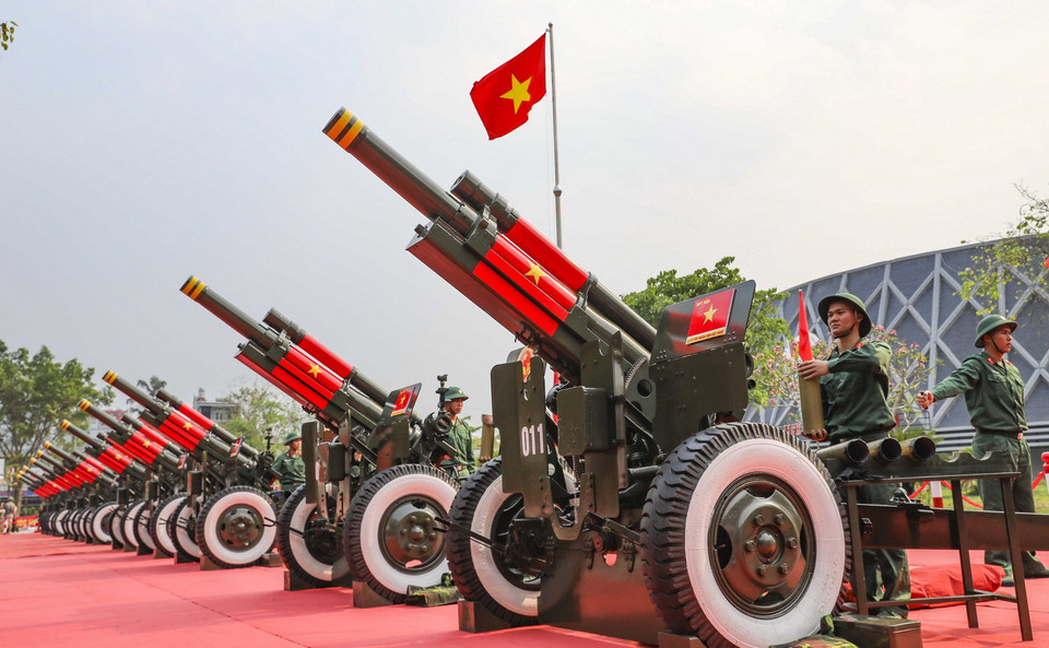 Dàn pháo lễ 105mm đặt tại khuôn viên Bảo tàng Chiến thắng lịch sử Điện Biên Phủ. (Ảnh: Xuân Tư/TTXVN)