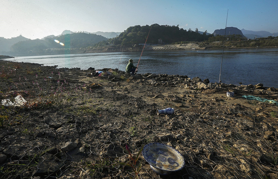 Nếu mực nước trong hồ chứa nước Thủy điện Hòa Bình tiếp tục xuống thấp, kế hoạch sản xuất điện trong những tháng tới sẽ bị ảnh hưởng rất lớn. (Ảnh: Trọng Đạt/TTXVN)