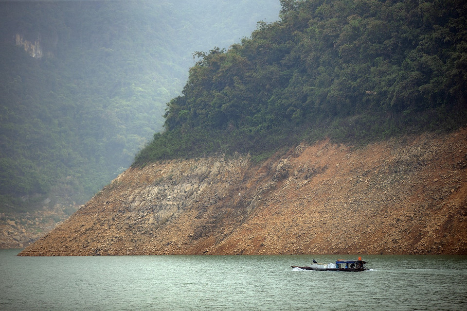 Phía thượng lưu, mực nước trong hồ thủy điện Hòa Bình xuống thấp kỷ lục. (Ảnh: Trọng Đạt/TTXVN)