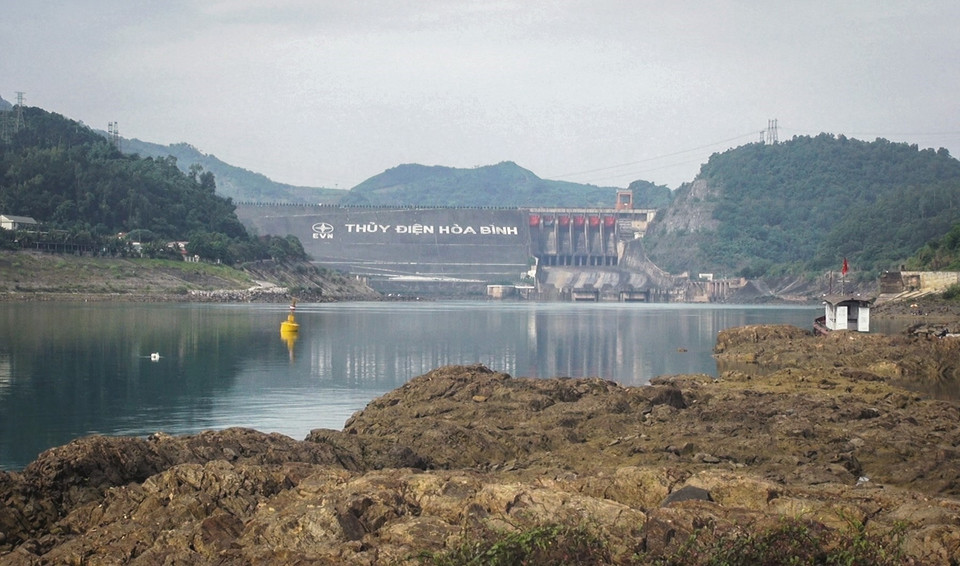 Phía hạ lưu thủy điện Hòa Bình trơ đá ở hai bên bờ sông. (Ảnh: Trọng Đạt/TTXVN)