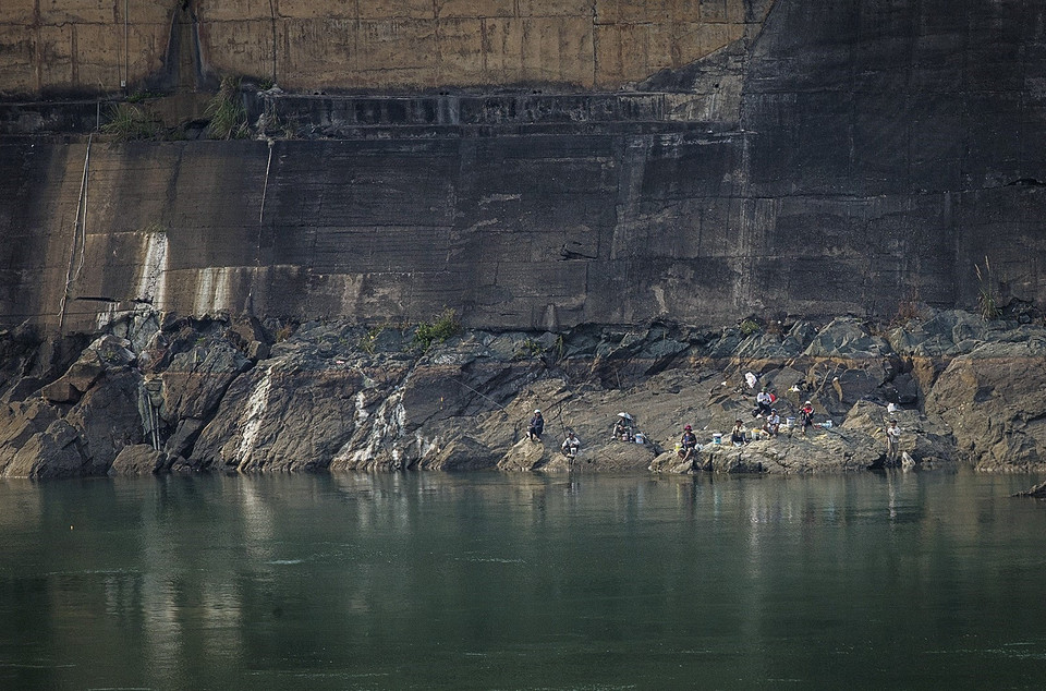 Phía hạ lưu thủy điện Hòa Bình trơ đá ở hai bên bờ sông. (Ảnh: Trọng Đạt/TTXVN)