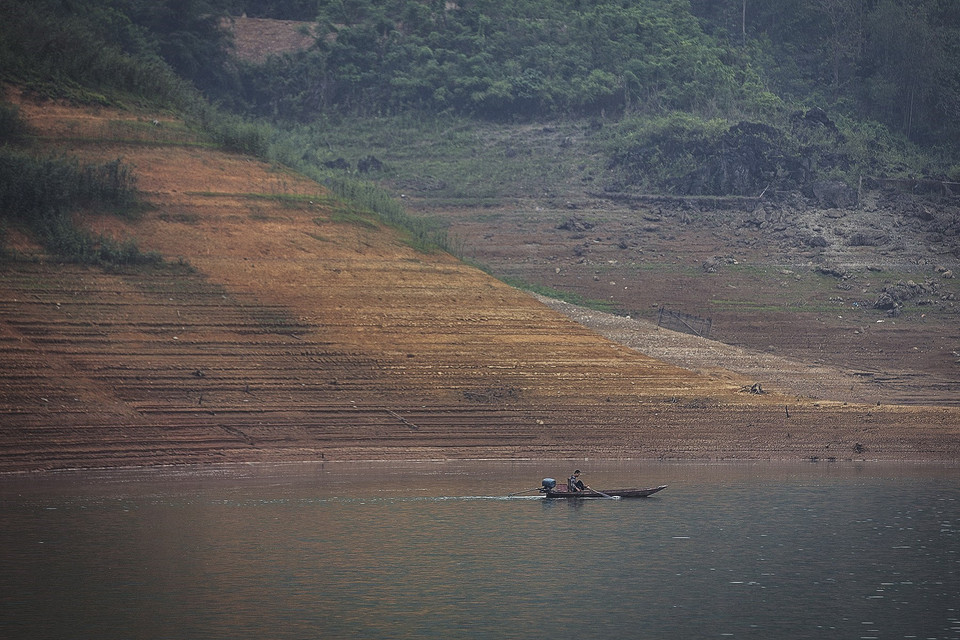 Phía thượng lưu, mực nước trong hồ thủy điện Hòa Bình xuống thấp kỷ lục. (Ảnh: Trọng Đạt/TTXVN)