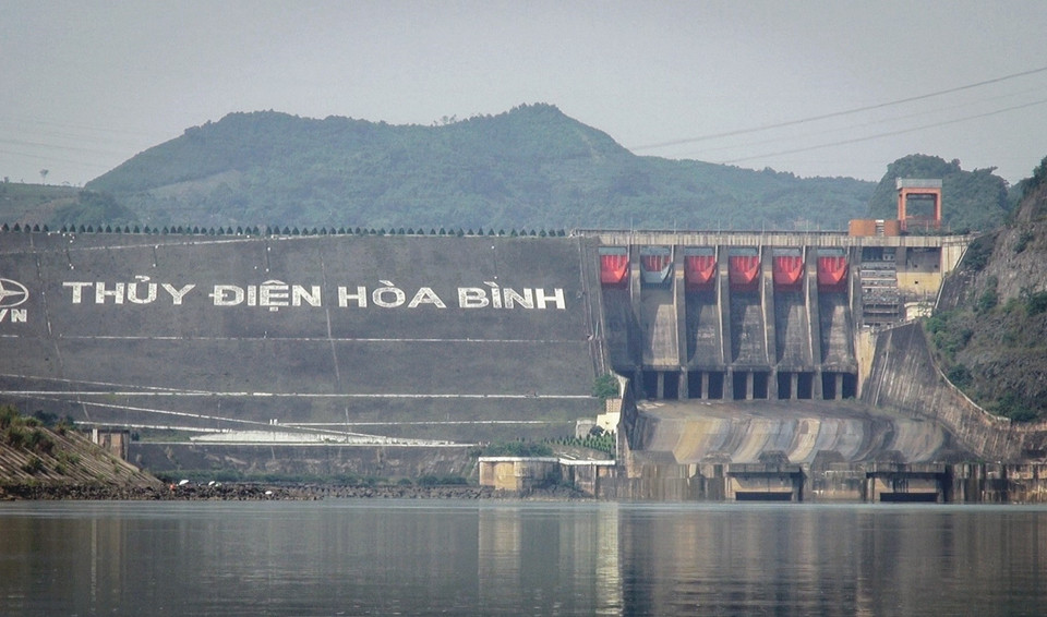  Mực nước ở hồ thủy điện chỉ cách mực nước chết 7m. (Ảnh: Trọng Đạt/TTXVN)