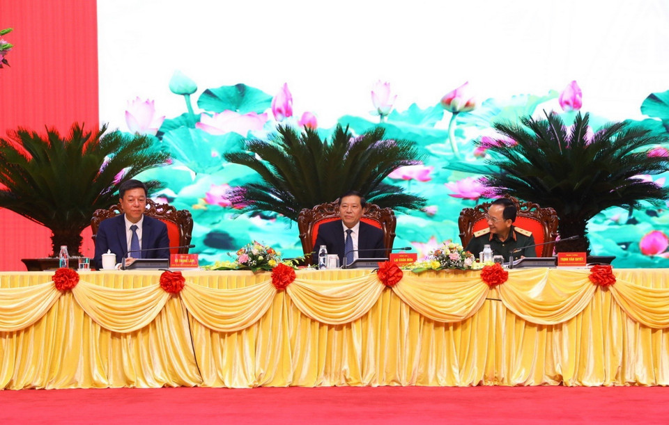 Các đại biểu chủ trì buổi lễ giới thiệu cuốn sách của Tổng Bí thư Nguyễn Phú Trọng về quân sự, quốc phòng. (Ảnh: Văn Điệp/TTXVN)