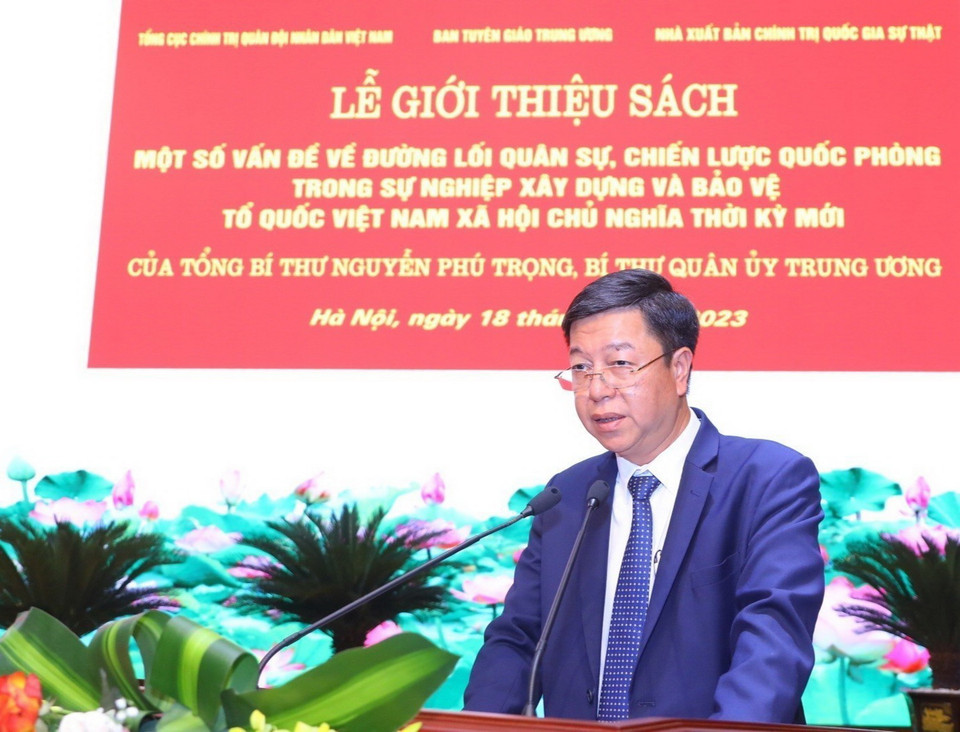 Ông Vũ Trọng Lâm, Giám đốc-Tổng Biên tập Nhà xuất bản Chính trị Quốc gia Sự thật báo cáo tại buổi lễ giới thiệu cuốn sách của Tổng Bí thư Nguyễn Phú Trọng về quân sự, quốc phòng. (Ảnh: Văn Điệp/TTXVN)