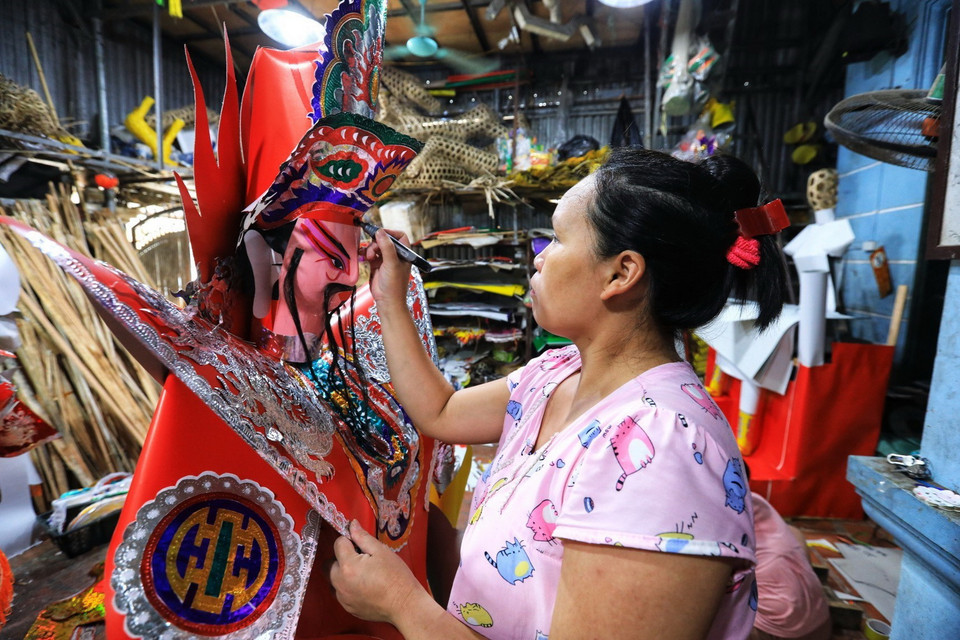  Để tạo ra các sản phẩm hàng mã độc đáo như vậy đòi hỏi sự khéo léo, am hiểu của người nghệ nhân. (Ảnh: Thành Đạt/TTXVN)