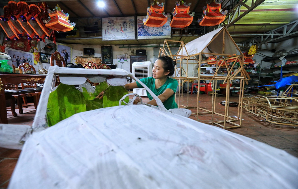 Vài năm nay, để bắt kịp thị hiếu tiêu dùng, những người làm nghề còn thiết kế cả nhà lầu, xe máy, xe hơi và những vật dụng khác theo yêu cầu của khách đúng theo quan niệm “trần sao âm vậy.” (Ảnh: Thành Đạt/TTXVN)