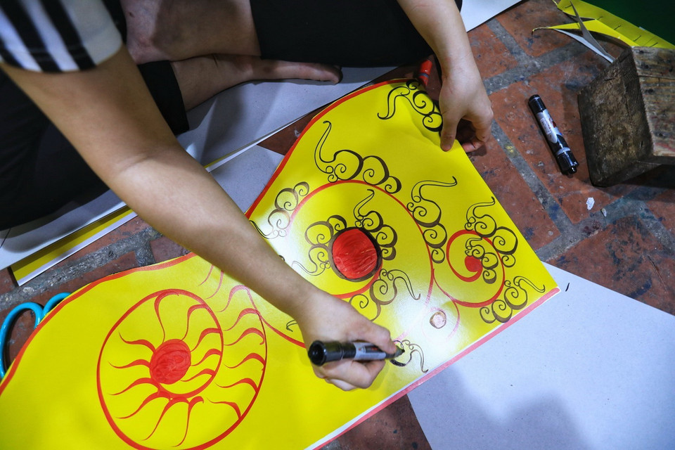  Để tạo ra các sản phẩm hàng mã độc đáo như vậy đòi hỏi sự khéo léo, am hiểu của người nghệ nhân. (Ảnh: Thành Đạt/TTXVN)