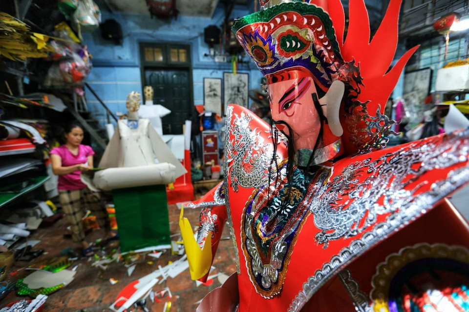 Thôn Duyên Trường, xã Duyên Thái, huyện Thường Tín, Hà Nội có truyền thống làm các sản phẩm vàng mã từ lâu đời. Từ đầu tháng Bảy Âm lịch, nhiều gia đình trong làng đã tất bật chuẩn bị sản xuất hàng mã phục vụ khách hàng. (Ảnh: Thành Đạt/TTXVN)