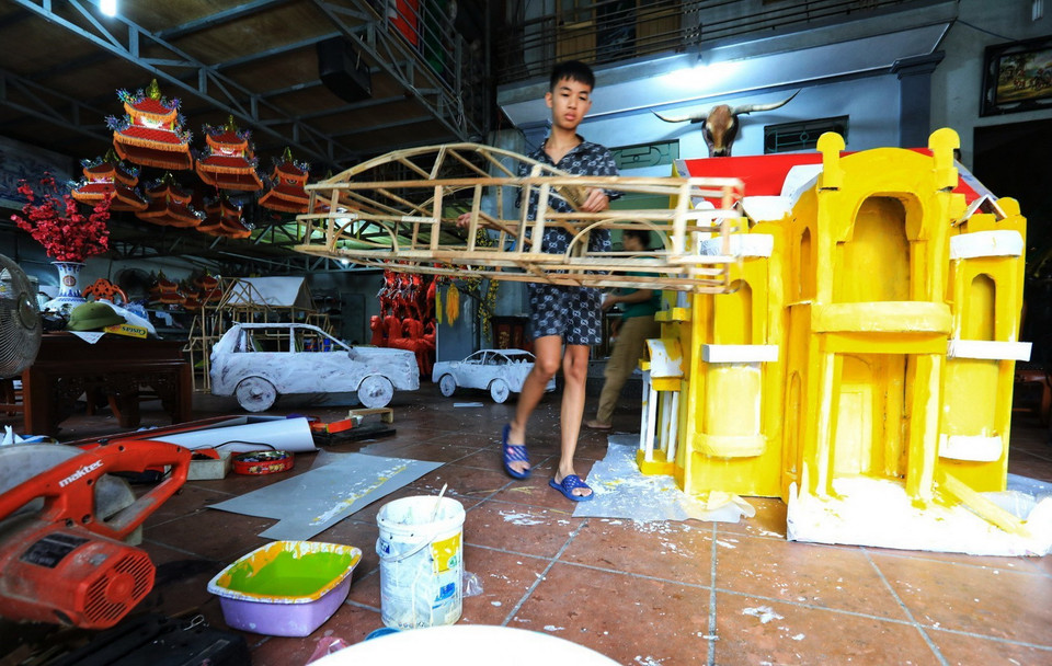  Gia đình anh Hòa, một chủ hộ làm nghề vàng mã đã 3 đời chia sẻ những ngày này các thành viên trong gia đình đều giành hết thời gian để làm vàng mã cho kịp tiến độ chuyển đến các đại lý ở khắp nơi. (Ảnh: Thành Đạt/TTXVN)