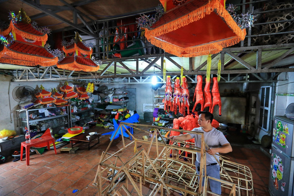  Để làm ra một sản phẩm phải trải qua rất nhiều công đoạn mà công việc đầu tiên là tạo dáng từ khuôn tre. (Ảnh: Thành Đạt/TTXVN)