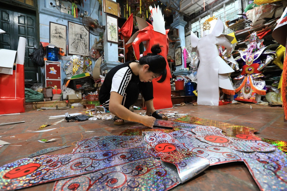  Để tạo ra các sản phẩm hàng mã độc đáo như vậy đòi hỏi sự khéo léo, am hiểu của người nghệ nhân. (Ảnh: Thành Đạt/TTXVN)