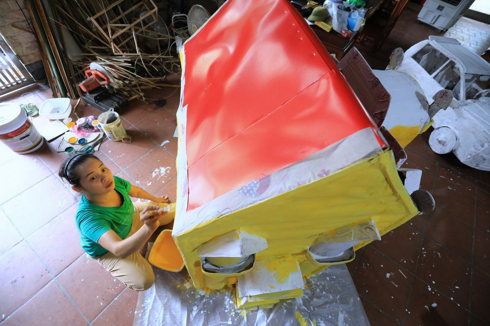  Những mặt hàng khủng như nhà, ô tô được sản xuất theo đơn đặt hàng. (Ảnh: Thành Đạt/TTXVN)