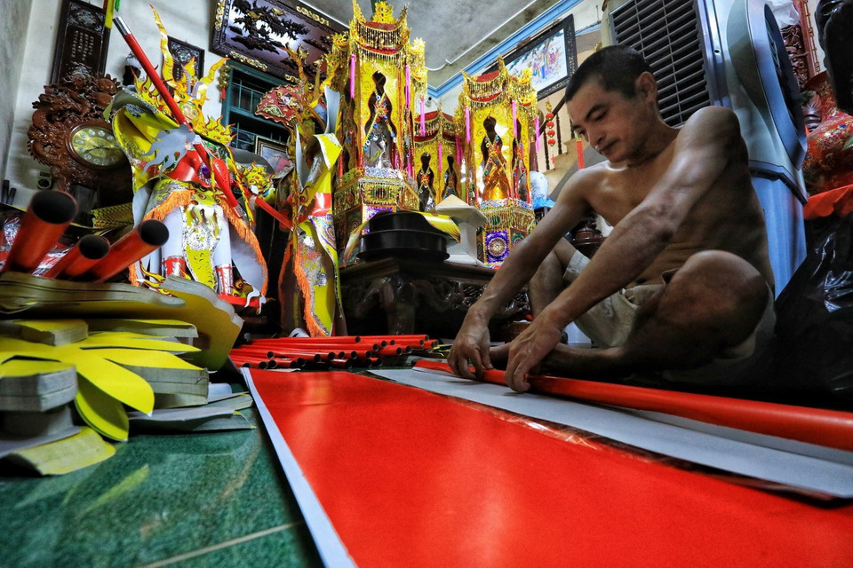  Để tạo ra các sản phẩm hàng mã độc đáo như vậy đòi hỏi sự khéo léo, am hiểu của người nghệ nhân. (Ảnh: Thành Đạt/TTXVN)