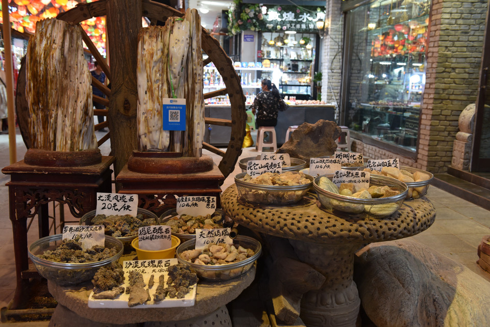 Chợ đêm Đôn Hoàng. (Ảnh: Lê Mạnh Cường/TTXVN)