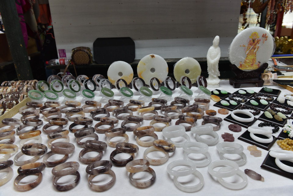 Chợ đêm Đôn Hoàng. (Ảnh: Lê Mạnh Cường/TTXVN)