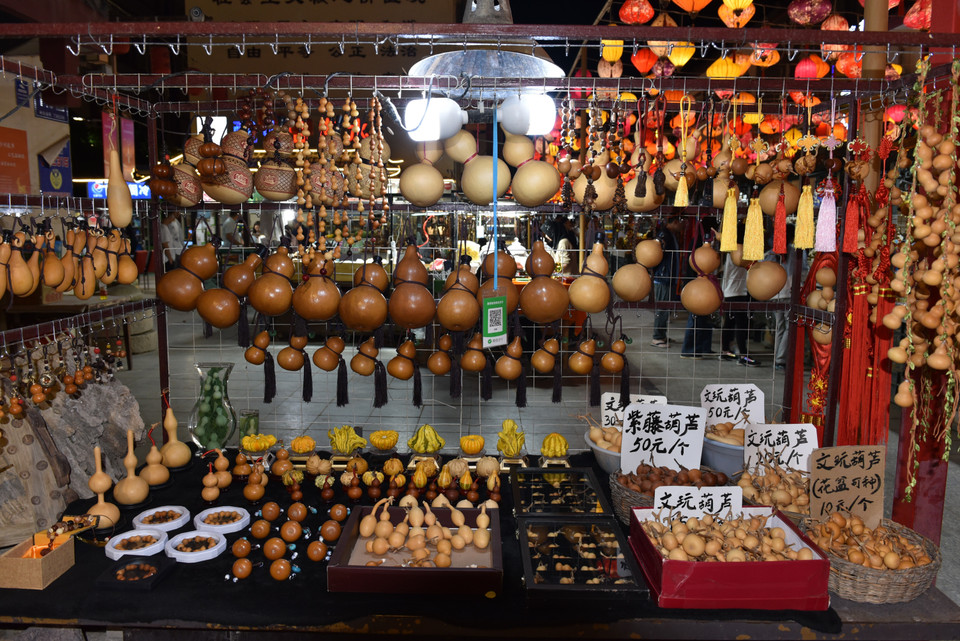 Chợ đêm Đôn Hoàng. (Ảnh: Lê Mạnh Cường/TTXVN)